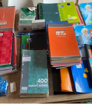 fournitures scolaires distribuées à l'école de rosso