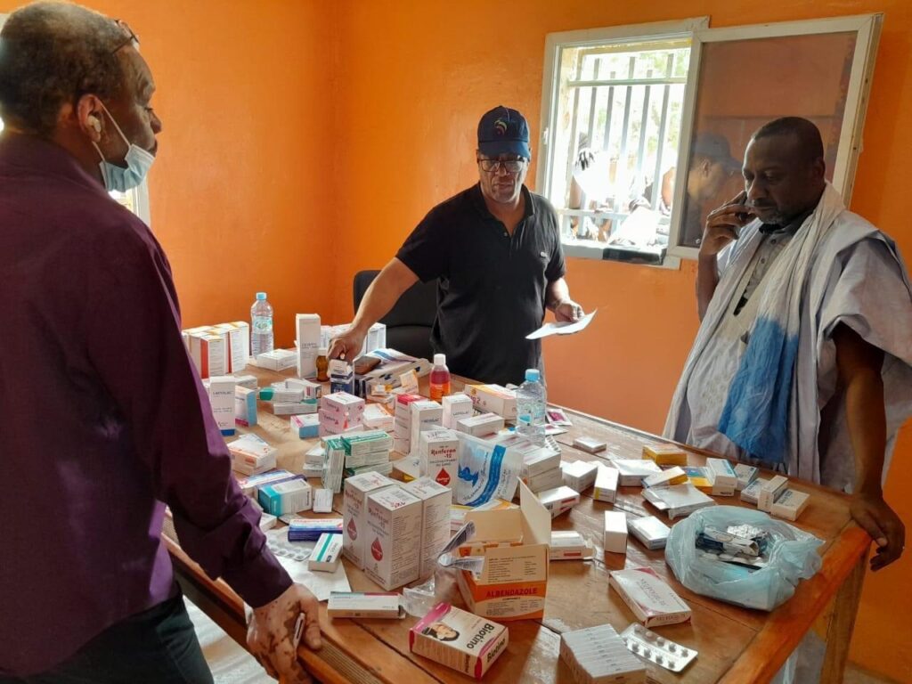 Distribution de médicaments lors d'une action de santé de l'ARD à Rosso