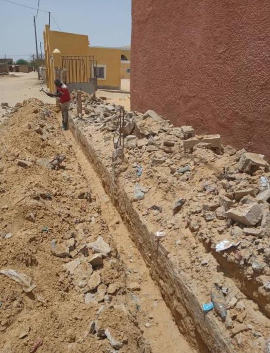 Chantier de l'école de Ndiourbel : tranchée et fondations du mur de clôture
