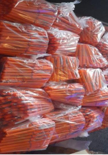 Sachets de stylos et de crayons destinés aux élèves de Rosso