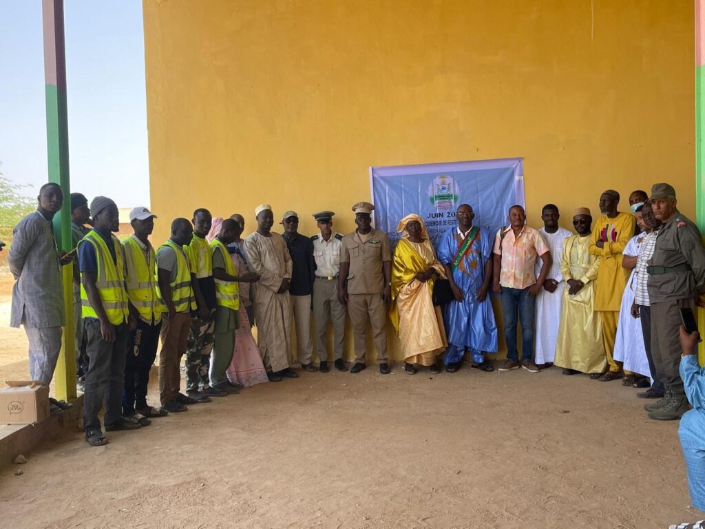 Participants à la cérémonie de restitution devant l'école