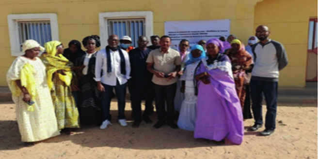 Participants à la cérémonie de lancement devant l'école de Ndiourbel