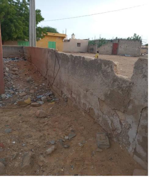 Mur dégradé de l'école de Ndiourbel avant les travaux